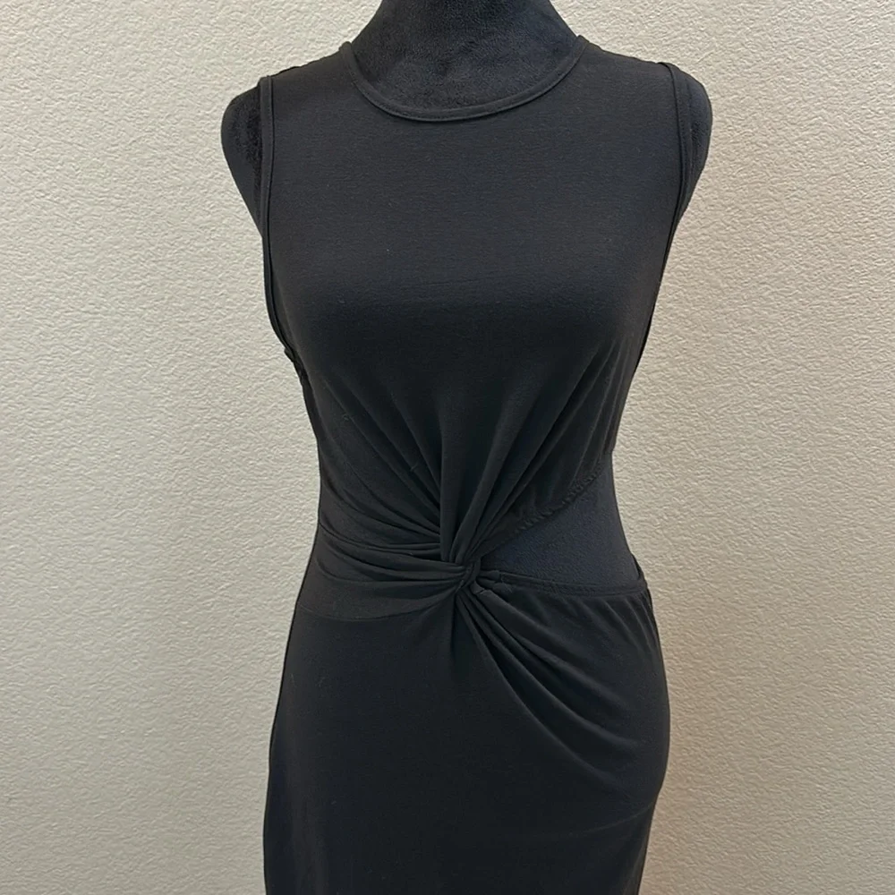 Elegant Black Sleeveless Dress with stomach cut out - Picture 3 of 6